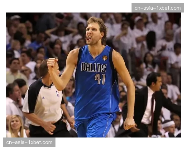 “更衣室一幕:赢球后,梅斯主帅与球员逐一拥抱” “更衣室一幕:赢球后,梅斯主帅与球员逐一拥抱”