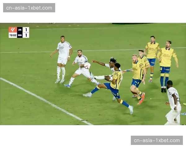 瞬间:维尼修斯边路超车回追60米,完成关键防守拦截